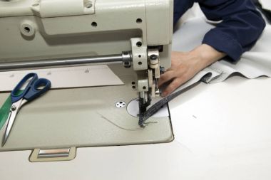 Küçük mobilya Fabrikası'nda el yapımı iş.