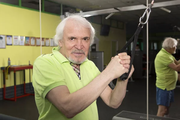 Elderly man in the gym — Stock Photo, Image