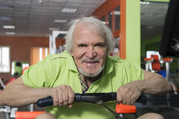 Yaşlı adam jimnastik salonu