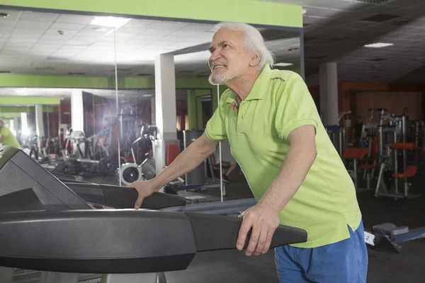 Yaşlı adam jimnastik salonu