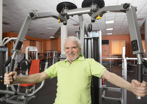 Yaşlı adam jimnastik salonu
