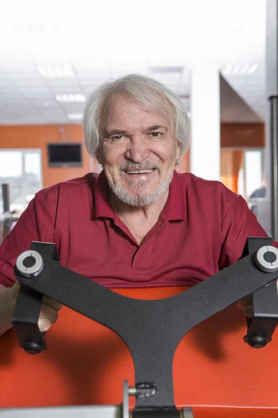 Senior man in fitness center — Stock Photo, Image