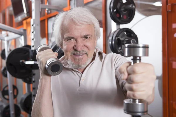 Homem sênior em fitness center — Fotografia de Stock