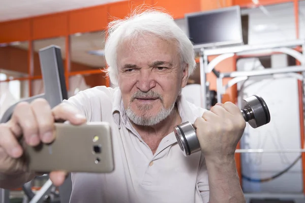 Starší muž ve fitness centru — Stock fotografie