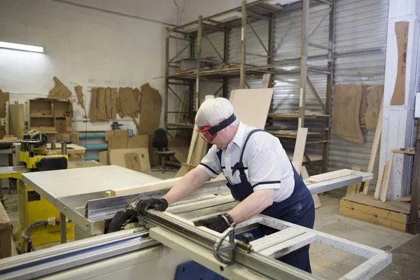 Negocios hechos a mano en una pequeña fábrica de muebles . — Foto de Stock