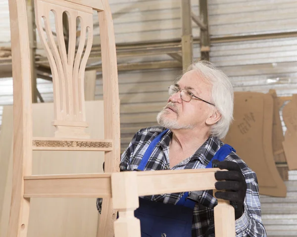 Küçük mobilya Fabrikası'nda el yapımı iş.