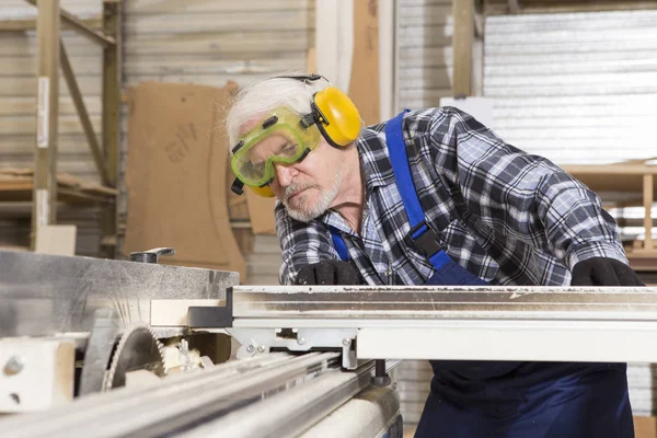 Handarbeit in einer kleinen Möbelfabrik. — Stockfoto