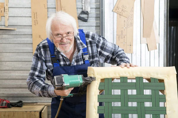 Negocios hechos a mano en una pequeña fábrica de muebles . —  Fotos de Stock