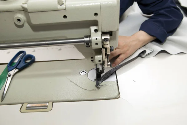 Handarbeit in einer kleinen Möbelfabrik. — Stockfoto