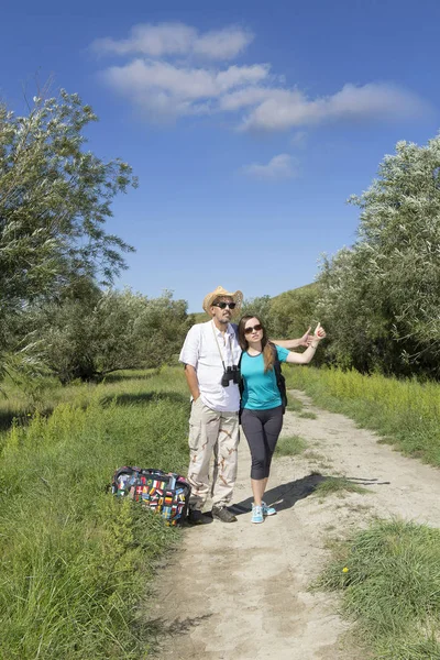 Pareja romántica de turistas caminando en el amor — Foto de Stock