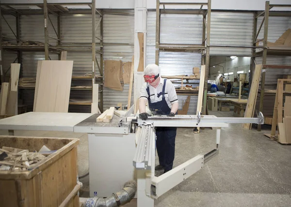 Negocios hechos a mano en una pequeña fábrica de muebles . —  Fotos de Stock
