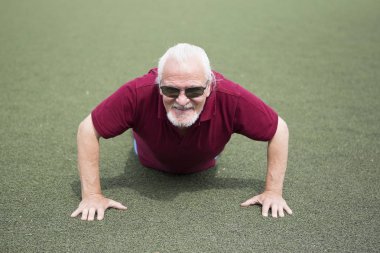 Komuta sizde açık bir stadyumda egzersiz