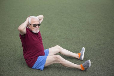 Komuta sizde açık bir stadyumda egzersiz