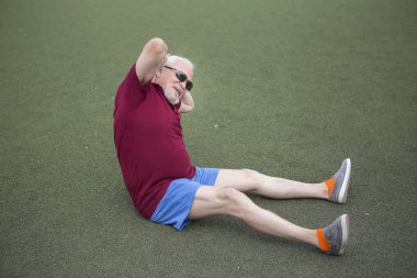 Komuta sizde açık bir stadyumda egzersiz