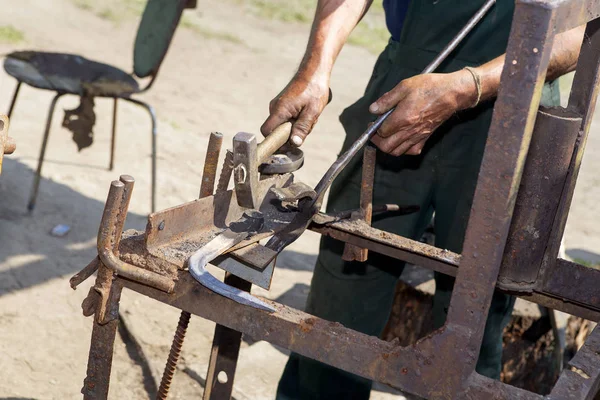 Smid met een hamer op het aambeeld werkt — Stockfoto