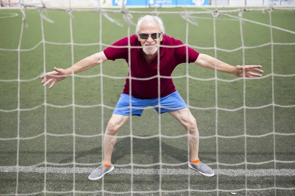 Hombre mayor ejercitándose en un estadio abierto —  Fotos de Stock