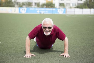 Komuta sizde açık bir stadyumda egzersiz