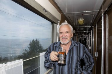 Bir fincan çay tren üzerinde