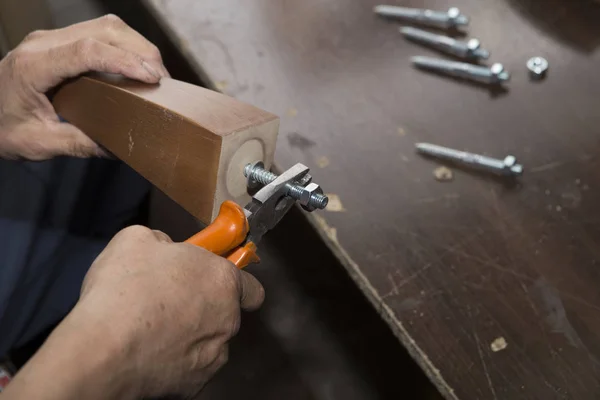 Negocios hechos a mano en una pequeña fábrica de muebles . — Foto de Stock