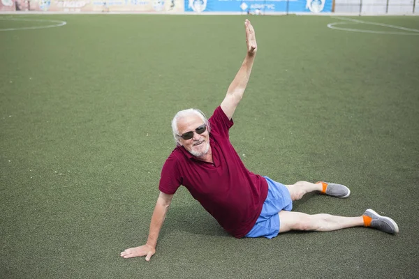Старший чоловік тренується на відкритому стадіоні — стокове фото