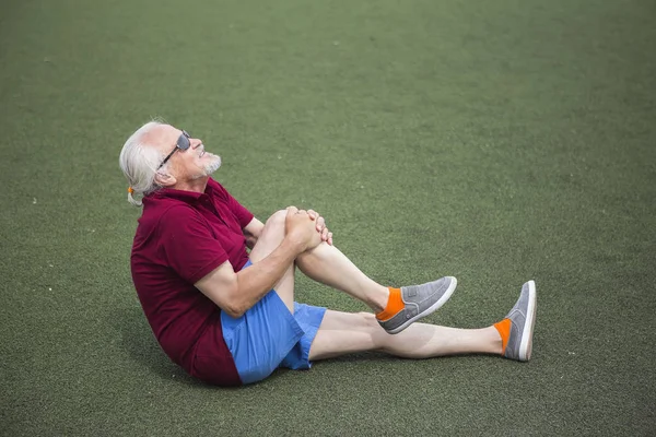 Hombre mayor ejercitándose en un estadio abierto —  Fotos de Stock