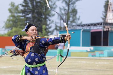 Genç adam bir spor yay from sürgünler