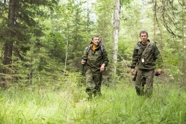 Ormanda devriye Ormancılar.