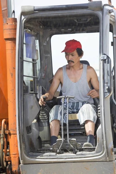 İnşaat alanında kazıcı.