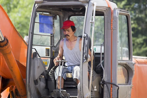 İnşaat alanında kazıcı.