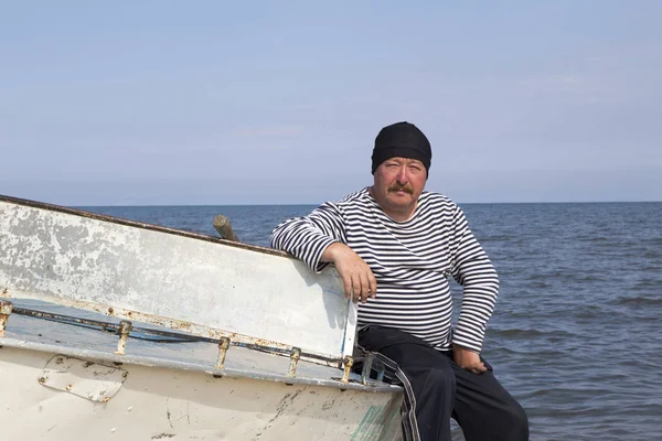 Kaptan bir teknede oturur