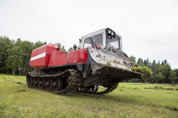 Tractor de deslizamiento en el proceso de trabajo — Foto de Stock