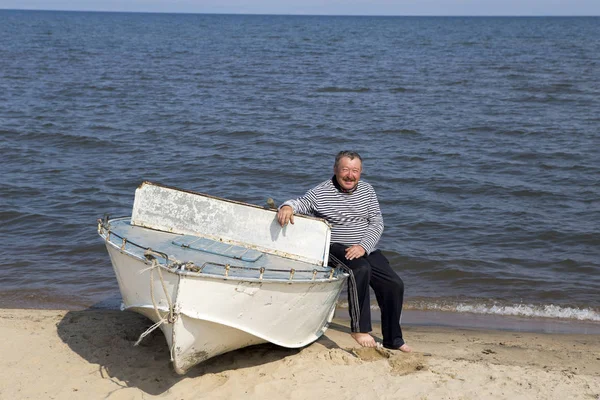 Il capitano siede su una barca — Foto Stock