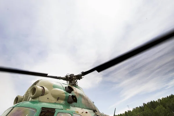 Вращающиеся лопасти винта вертолета — стоковое фото