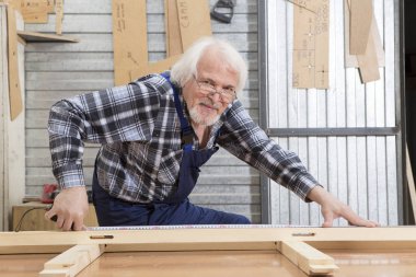 Küçük mobilya Fabrikası'nda el yapımı iş.