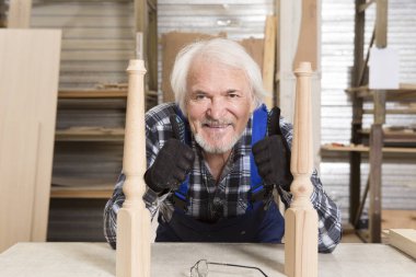 Küçük mobilya Fabrikası'nda el yapımı iş.