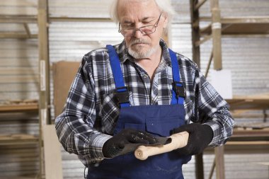 Küçük mobilya Fabrikası'nda el yapımı iş.