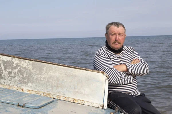 Il capitano siede su una barca — Foto Stock