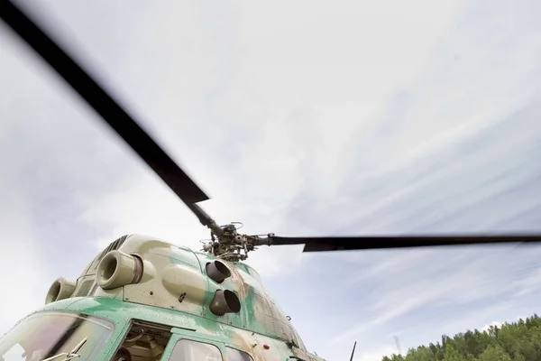 Вращающиеся лопасти винта вертолета — стоковое фото