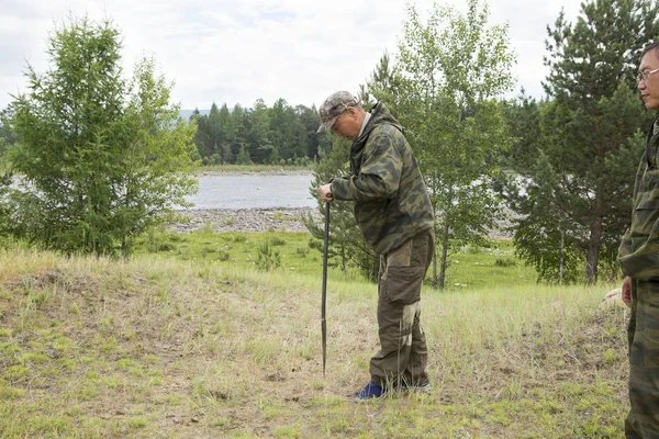 Forester växer ett träd. Jordbrukare trädplantering. — Stockfoto