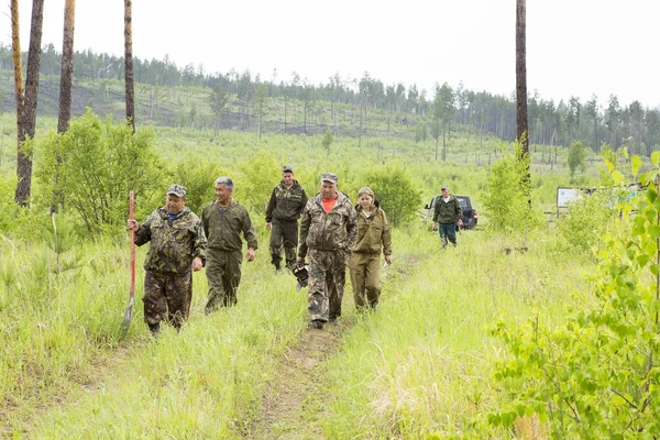 Foresters and forest inspectors in the Siberian taiga — Stock Photo, Image