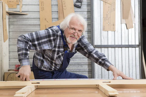 Küçük mobilya Fabrikası'nda el yapımı iş.