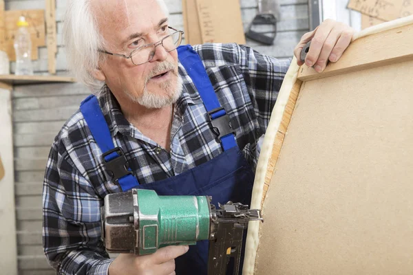 Handgjorda business på små möbelfabrik. — Stockfoto