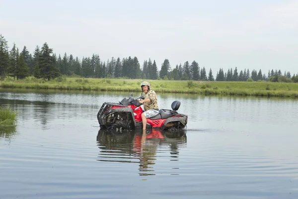 Turistas en vehículos todo terreno. Sobre el ATV — Foto de Stock