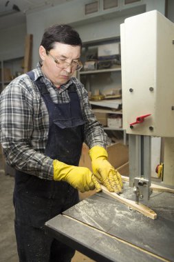 Marangoz makine üzerinde çalışır