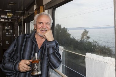 Bir fincan çay tren üzerinde