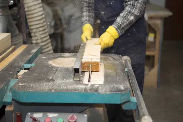 Joiner works on the machine — Stock Photo, Image