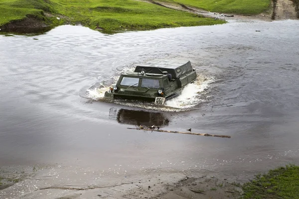 Vehículo de travesía cruza el río — Foto de Stock