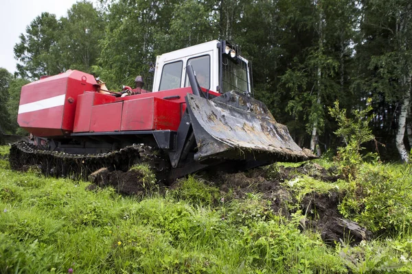 Tractor de deslizamiento en el proceso de trabajo — Foto de Stock