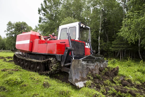 Tractor de deslizamiento en el proceso de trabajo — Foto de Stock