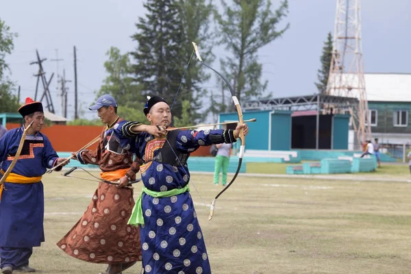 Young man shoots from a sports bow — Stock Photo, Image